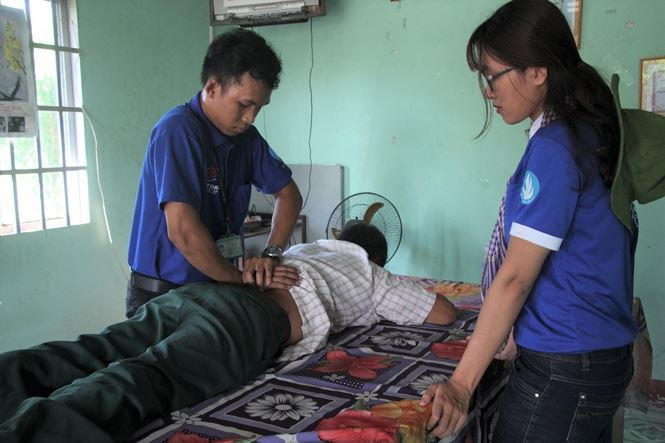 Xúc động sinh viên trường Y chăm sóc sức khỏe cho người cao tuổi