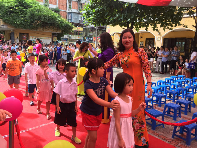 &nbsp;Kh&ocirc;ng kh&iacute; h&acirc;n hoan của c&aacute;c b&eacute; &nbsp;bước v&agrave;o lớp 1, năm học 2017- 2018.