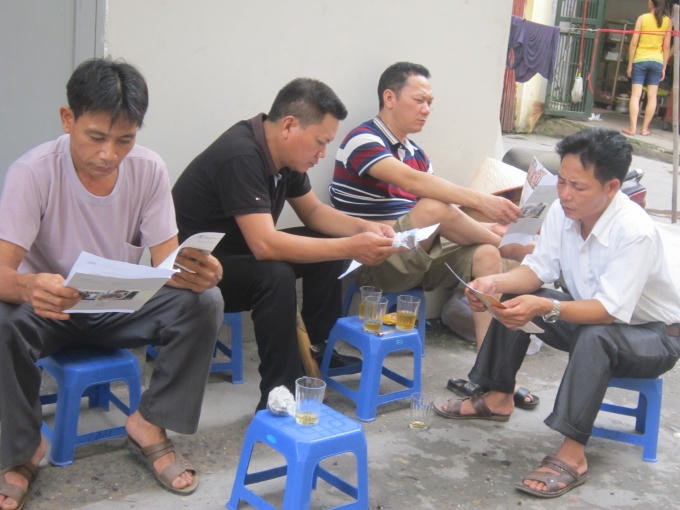 Có những vị phụ huynh thì ngồi đọc báo nhâm nhi cốc trà đá để ngồi chờ con