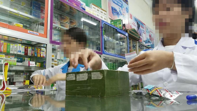Nhiều nhà thuốc tách rời các loại thuốc rồi đóng gói, chia liều bán vô tội vạ không cần đơn của bác sĩ.