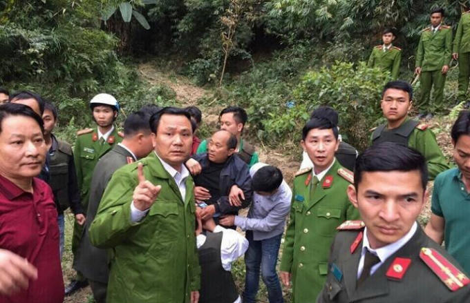 Lực lượng chức năng Công an huyện Lai Châu vây bắt nhóm đối tượng mang theo hàng chục bánh ma túy.