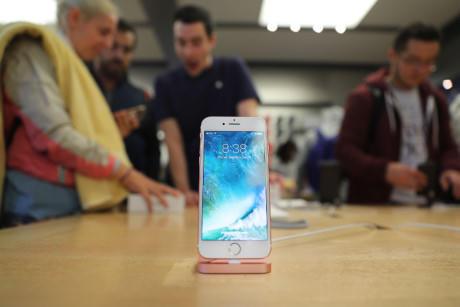 iPhone 7 dù đem về doanh thu cao nhưng vẫn chưa thực sự là sản phẩm dẫn đầu thị trường smartphone. Ảnh: CNBC.