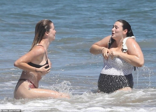 Mẫu 9x Ireland Baldwin 'thả thính' với bikini nhỏ xíu, siêu 'bốc lửa' ở biển - ảnh 4