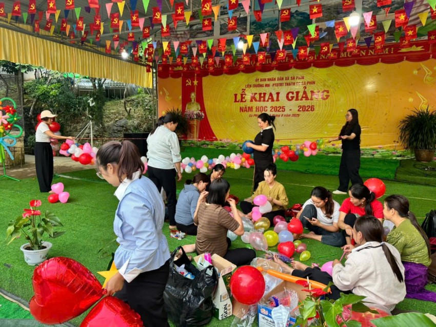 Liên trường Phổ thông DTBT TH và THCS Sà Phìn - Trường MN Sà Phìn trang trí sân khấu chuẩn bị cho ngày khai giảng.