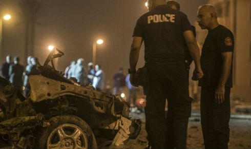 Hiện trường vụ đánh bom nhằm vào đoàn xe chở Phó Tổng công tố Ai Cập Zakareya El-Azmi mà nhóm Hasm lên tiếng nhận trách nhiệm.