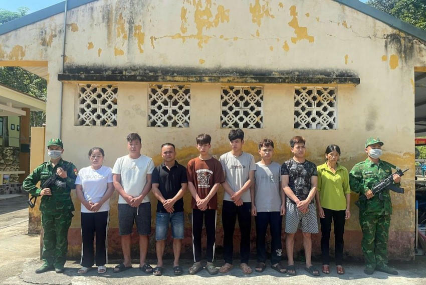 Các đối tượng trong đường dây tổ chức, môi giới cho người nước ngoài nhập cảnh trái phép bị bắt giữ tại Đồn Biên phòng Đàm Thủy. (Ảnh: Huy Dương).