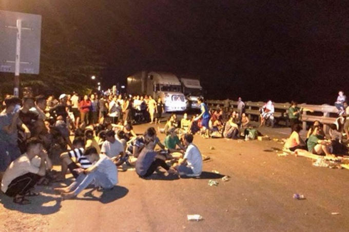 Người dân chặn quốc lộ 1A đoạn đi qua xã Phổ Thạnh vào đêm ngày 2/9.