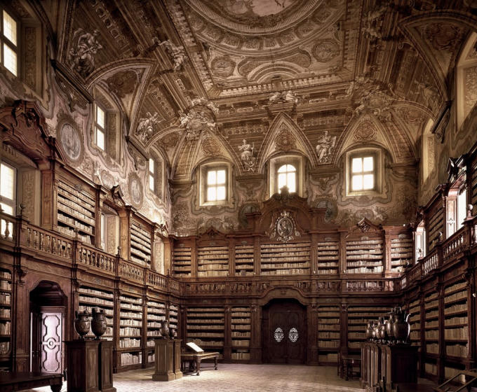 Thư viện Biblioteca Statale Oratoriana dei Girolamini ở Naples, Italy: Đây là thư viện lâu đời nhất ở Napes. Thư viện này mở cửa từ năm 1566.