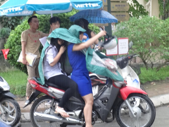 Và cả phụ huynh đi đón con cũng thêm phần "mệt mỏi".