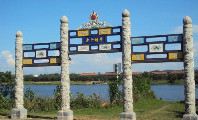 Một công trình sử dụng pháp lam Huế. Ảnh Thanh Nhàn