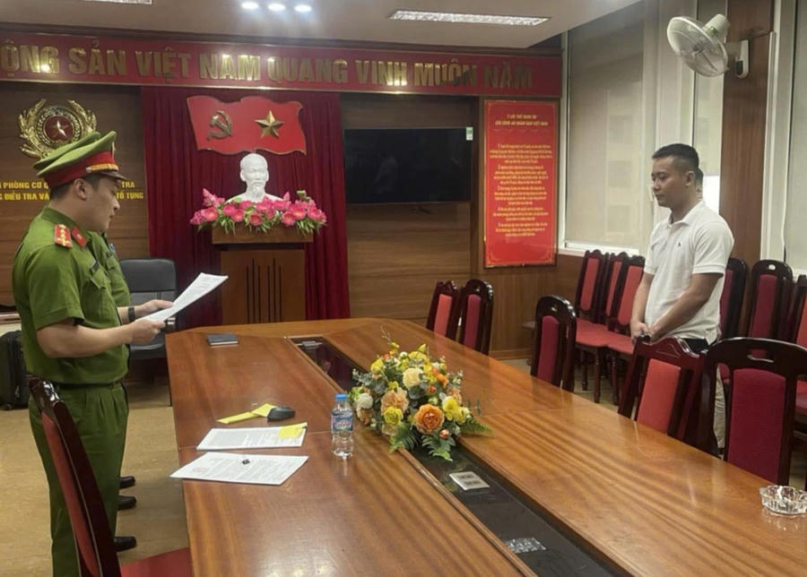 Cơ quan công an đọc lệnh bắt tạm giam với Quang Linh Vlog.