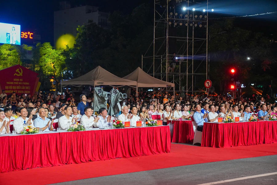 Lãnh đạo TP Hải Phòng tham dự chương trình nghệ thuật chào mừng thành công Đại hội Đảng bộ I. Ảnh: Haiphong.gov.vn