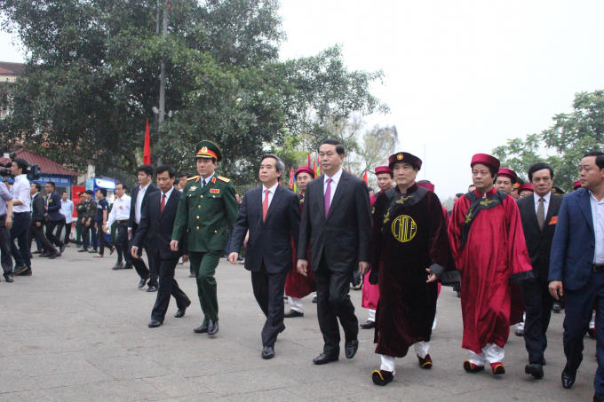 Chủ tịch nước Trần Đại Quang cùng đoàn Đại biểu đang và đoàn hành lễ đi từ chân núi Nghĩa Lĩnh qua Nghi Môn - đền Hạ - đền Trung - lên đền Thượng.