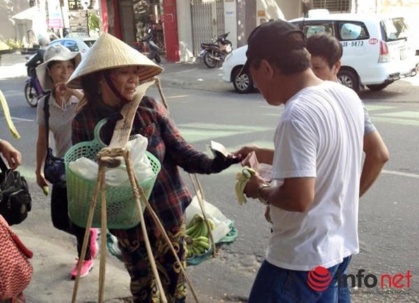 Chị bán chuối rong trên đường Phan Châu Trinh (Đà Nẵng) từ chối nhận đồng Nhân dân tệ nên khách Trung Quốc phải dùng tiền Việt Nam để trả (Ảnh: Nhạc sĩ Nguyễn Duy Khoái)