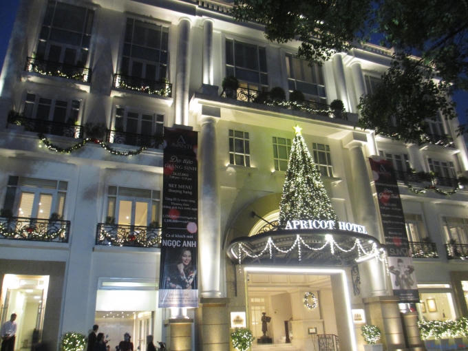 Một khách sạn trên phố Lê Thái Tổ được trang trí rực rỡ chào đón ngày lễ Giáng sinh.