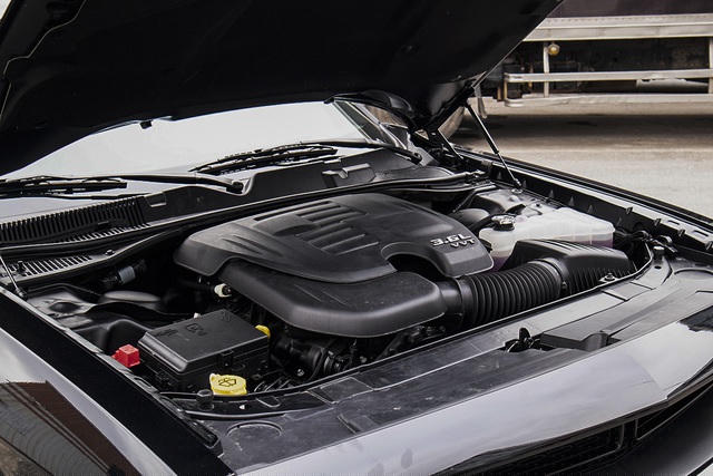 Dưới nắp ca-pô, Dodge Challenger GT 2021 được gắn khối động cơ Pentastar DOHC dung tích 3,6 lít V6 hút khí tự nhiên. Hộp số tự động TorqueFlite 8 cấp và hệ dẫn động bốn bánh. Xe đạt công suất tối đa 305 mã lực và mô-men cực đại 363 Nm, thời gian tăng tốc 0-100 km/h trong 6 giây trước khi đạt tốc độ tối đa 209 km/h.
