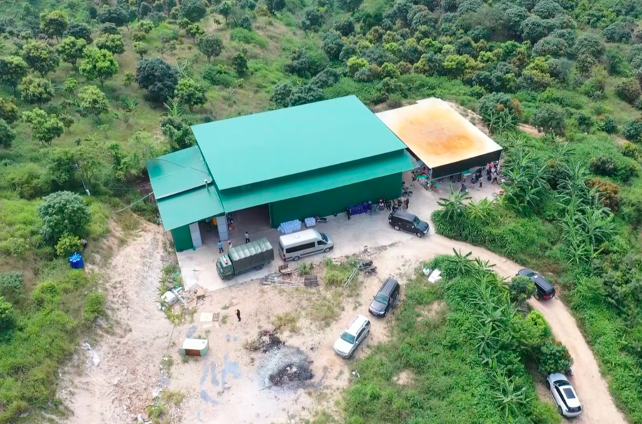 Khu nhà xưởng được cất dựng trong khu vực nghĩa trang hẻo lánh và được canh chừng cẩn mật.