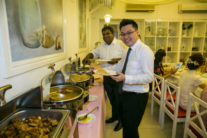 Ông bố vợ và chàng rể đều bình đẳng xếp hàng chọn món ăn trong “cỗ cưới”.