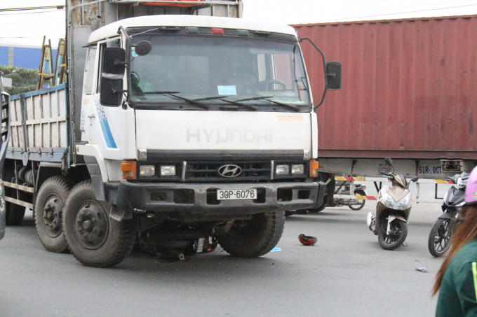 Chiếc xe máy nằm gọn trong gầm xe tải