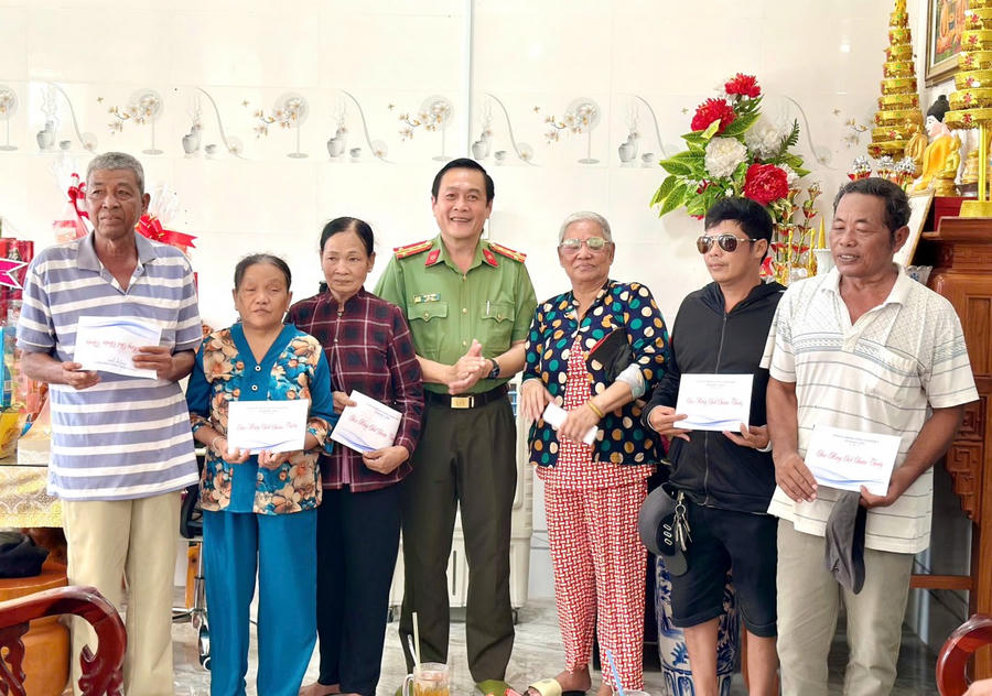 Giám đốc Công an tỉnh, trao phần quà Tết của Tỉnh ủy Bạc Liêu, cho các hộ gia đình chính sách là đồng bào Khmer trên địa bàn thị xã Giá Rai.