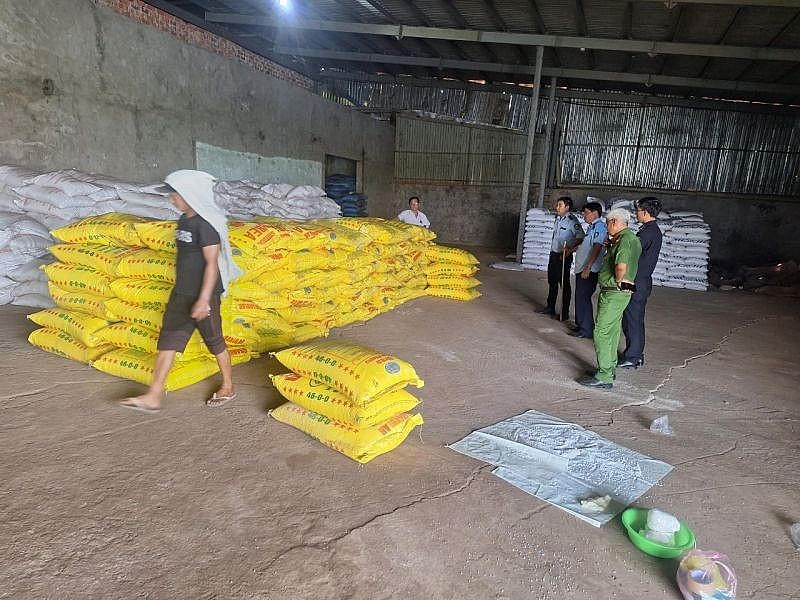 Quản lý Thị trường An Giang: Tạm giữ 1.299 bao phân bón vi phạm nhãn để xác minh, xử lý