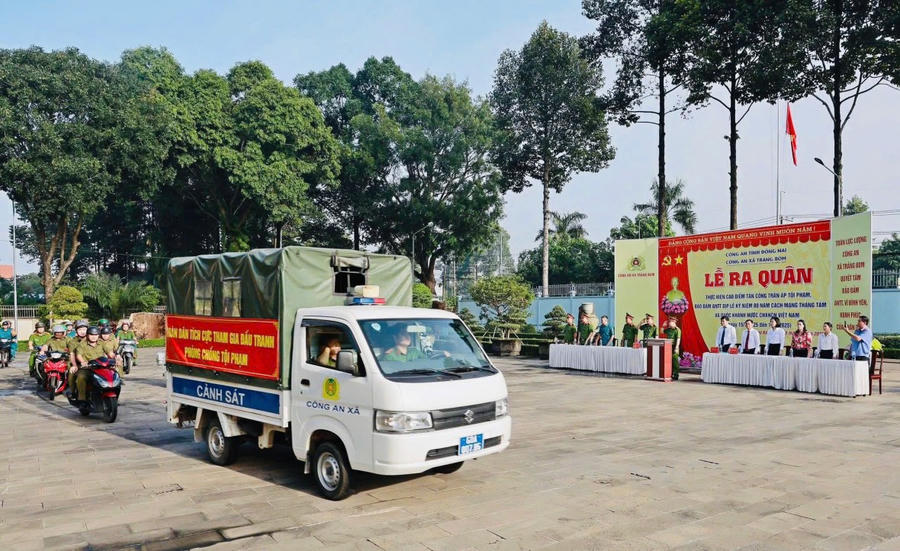 Công an xã Trảng Bom ra quân trấn áp tội phạm.