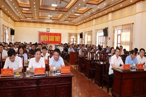 Quang cảnh buổi tiếp xúc tại huyện Giao Thủy.