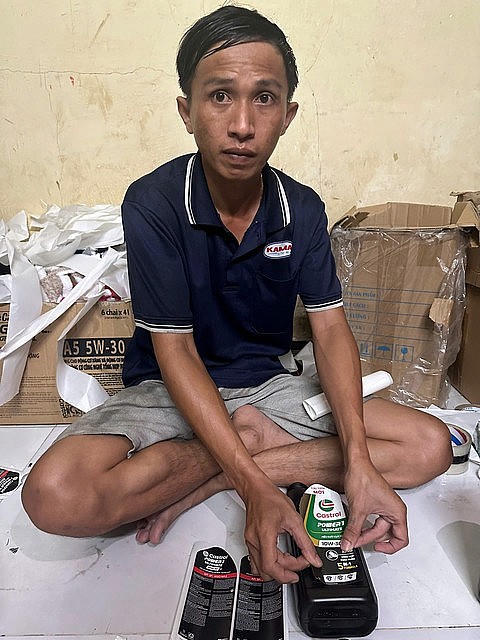 Khánh thao tác dán nhãn cho sản phẩm nhớt giả