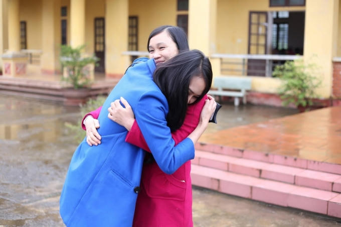 Tại đây, Lâm Thùy Anh đã gặp lại cô giáo chủ nhiệm cũ, cô vui mừng sau bao nhiêu năm thấy học trò cũ đã trưởng thành và vẫn không quên trường cũ cùng các thầy cô.