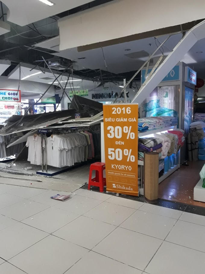 Trần nhà đổ xuống quầy hàng quần áo.