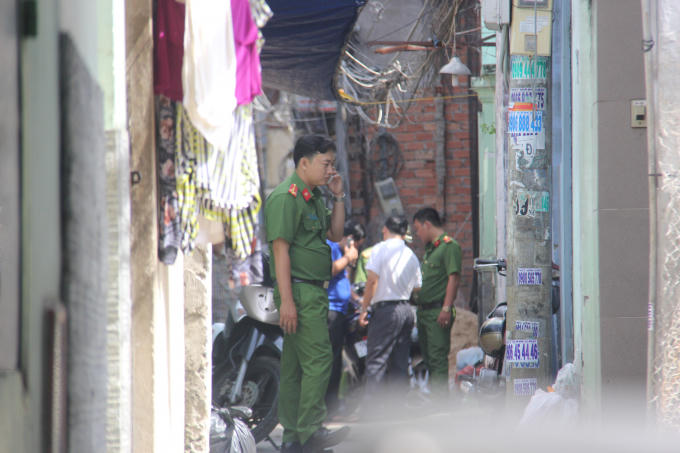 Công an có mặt tại phòng trọ, nơi xảy ra vụ án mạng.
