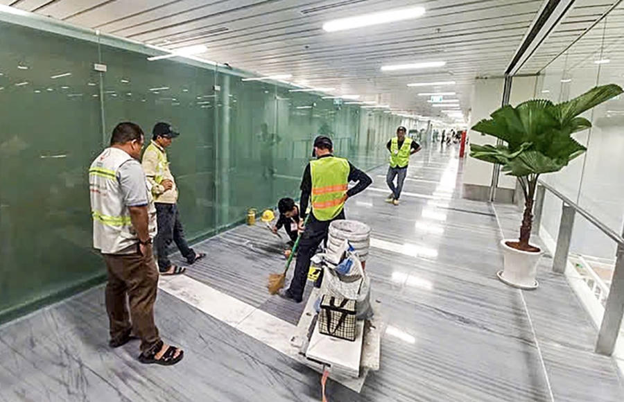 Nhà ga T3 Tân Sơn Nhất tiếp tục thi công đá lát sàn sau khi khánh thành
