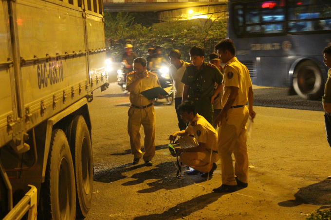 Công an khám nghiệm hiện trường.