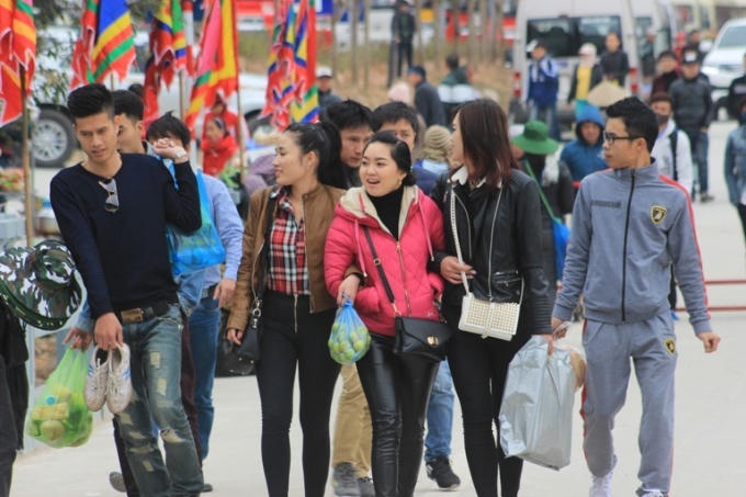 Du khách đến với hội xuân Yên Tử năm nay sẽ phải đi bộ, hoặc là đi xe điện quãng đường khoảng 2km vào khu vực diễn ra lễ khai hội.