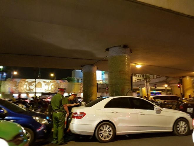 C&ocirc;ng an khu vực lập bi&ecirc;n bản xử l&yacute; xe dừng đỗ sai quy định