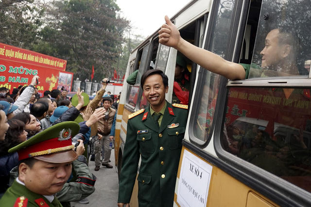 Ph&uacute;t chia tay cảm động tiễn thanh ni&ecirc;n l&ecirc;n đường nhập ngũ