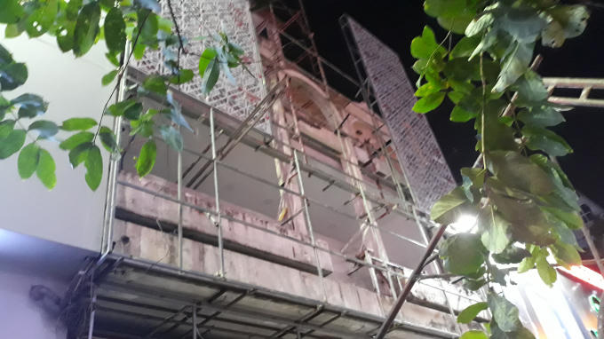 Công trình đang xây dựng, nơi có giàn giáo bị sập.
