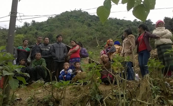 Người dân bản Huồi Lê, xã Keng Đu "hóng" quà Tết (ảnh Duy Ngợi).