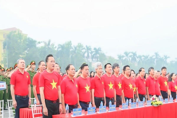Lãnh đạo tỉnh Hưng Yên cùng các đại biểu dự lễ chào cờ tại Quảng trường Nguyễn Văn Linh.