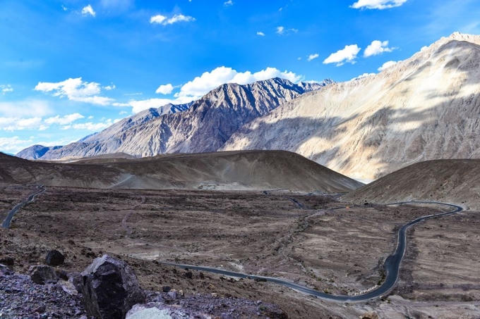 Con đường uốn lượn đầy ma mị là thách thức nhưng cũng là khát khao chinh phục của mọi tay lái.