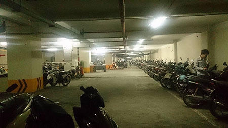 Hầm để xe khu CT4 Xa La chứa hàng nghìn xe.