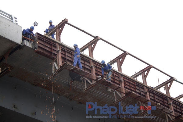 Cụ thể, từ ngày 2/9/2015 COMA2 bắt đầu tham gia chế tạo kết cấu thép - Cầu vượt nút giao thông trung tâm - Quận Long Biên - Hà Nội .