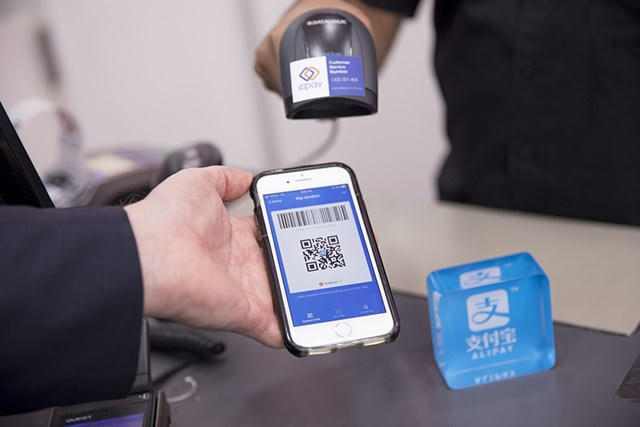 Alipay có hơn 900 triệu lượng người dùng ở Trung Quốc, phục vụ nhiều nhu cầu như mua vé xe buýt, taxi, trả phí sinh hoạt, mua sắm tại cửa hàng hay sàn thương mại điện tử (TMĐT), thậm chí là đầu tư cổ phiếu và mua bảo hiểm. “Alipay lớn khủng khiếp. Nó giống như siêu thị tài chính giúp bạn giao dịch mọi thứ trên điện thoại”, tờ Wall Street Journal nhận định.