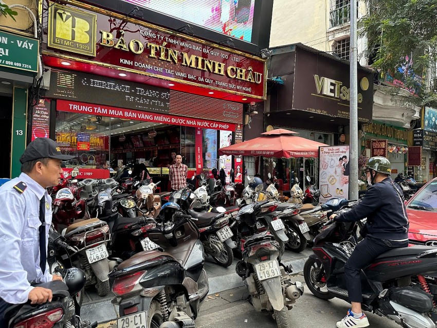 Nhiều khách hàng đã để xe trên đường khiến giao thông bị ảnh hưởng.