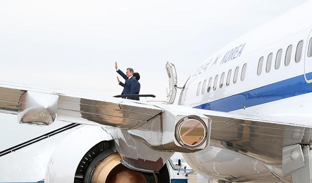 Tổng thống Hàn Quốc Moon Jae-in cùng phu nhân Kim Jung-sook lên chuyên cơ để tới thăm núi Paekdu.