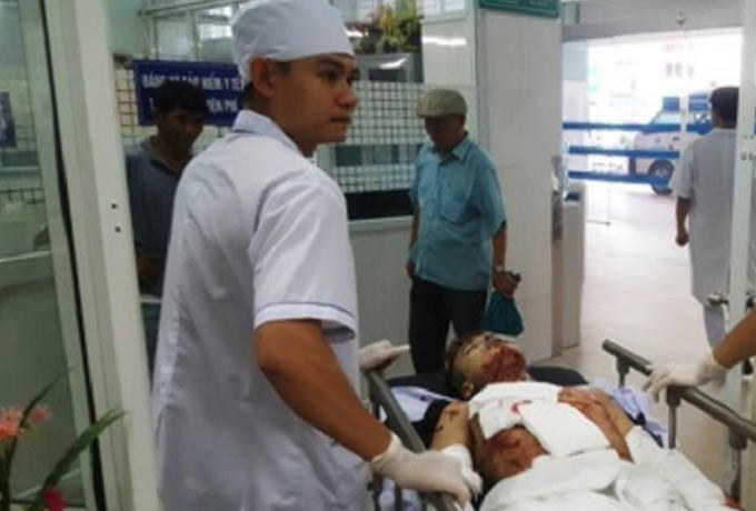 Nạn nhân Bình được đưa vào bệnh viện cấp cứu trong tình trạng nguy khịch.