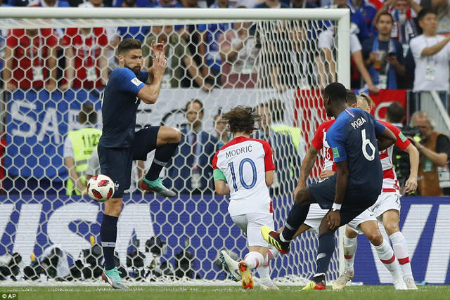 Phút 60, Pogba dứt điểm chân trái nâng tỷ số lên 3-1 cho Pháp