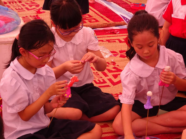 Các em không những được xem các nghệ nhân trình diễn làm bánh Trung thu và làm đồ chơi truyền thống mà còn có thể trực tiếp trải nghiệm làm một số đồ chơi như: Đèn ông sao, đèn con thỏ, đèn cù, dán diều, dán quạt, tô vẽ chuồn chuồn tre; làm bánh trung thu, nặn tò he, làm gốm…