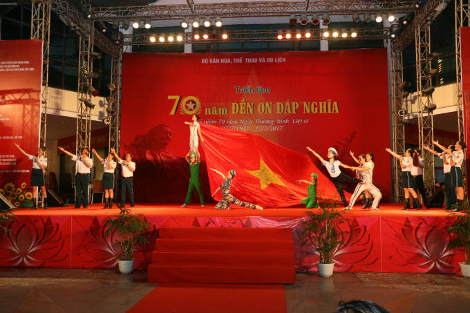 Những tiết mục văn nghệ mang đậm chủ đề Đất nước và nói lên sự đền ơn đáp nghĩa của thế hệ nhằm tôn vinh, tri ân những anh hùng liệt sỹ, thương binh, bệnh binh, những người có công với cách mạng đã cống hiến sương máu, hy sinh để bảo vệ độc lập, tự do của Tổ quốc.