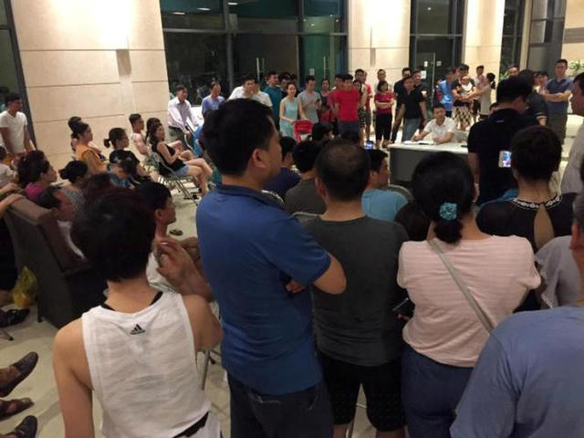 Cư dân The Pride từng nhiều lần chất vấn đại diện chủ đầu tư về những bất cập, sai phạm của các tòa nhà.